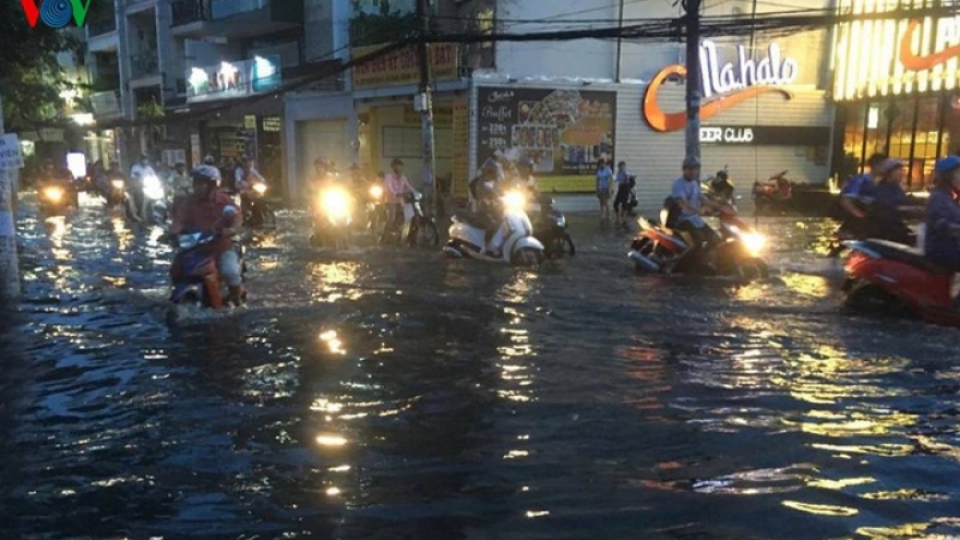 Phố biến thành sông sau mưa lớn, người TP.HCM bì bõm dắt xe chết máy trong đêm